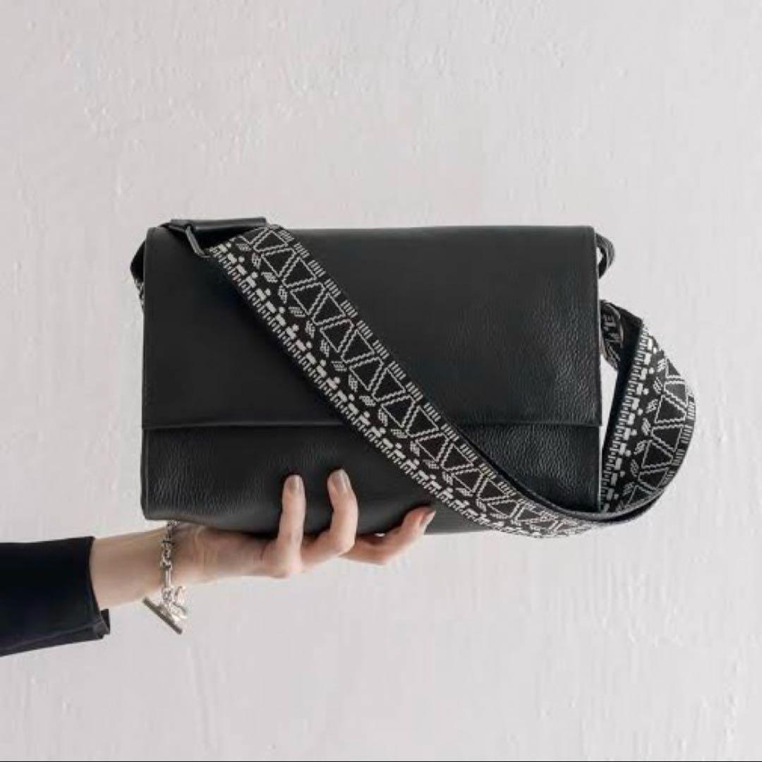 【美品】販売終了品 イアパピヨネ 《本革》柄ワイドテープショルダーバッグ