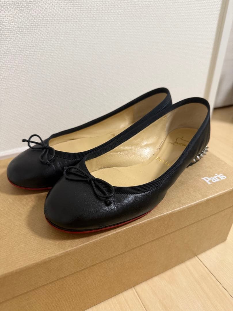 Christian Louboutin ブラック フラットシューズ 1.5cmヒールでも美脚に見える、クリスチャン ルブタンの優秀フラット