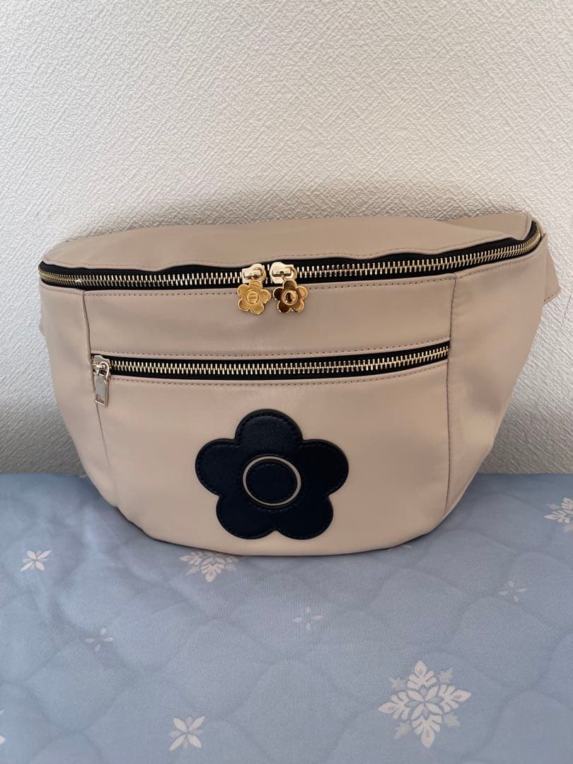 フロントポケットデイジーパッチ ボディバッグ（べージュ）マリー