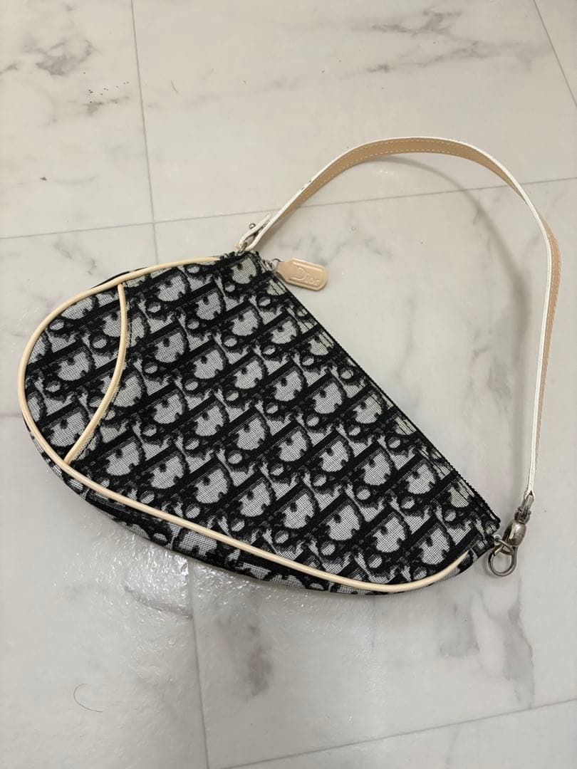 Dior ハーフムーン型ハンドバッグ ブラック/ホワイト ハーフムーンバッグ】携えるだけでモードなスタイルに早変わり - SPUR