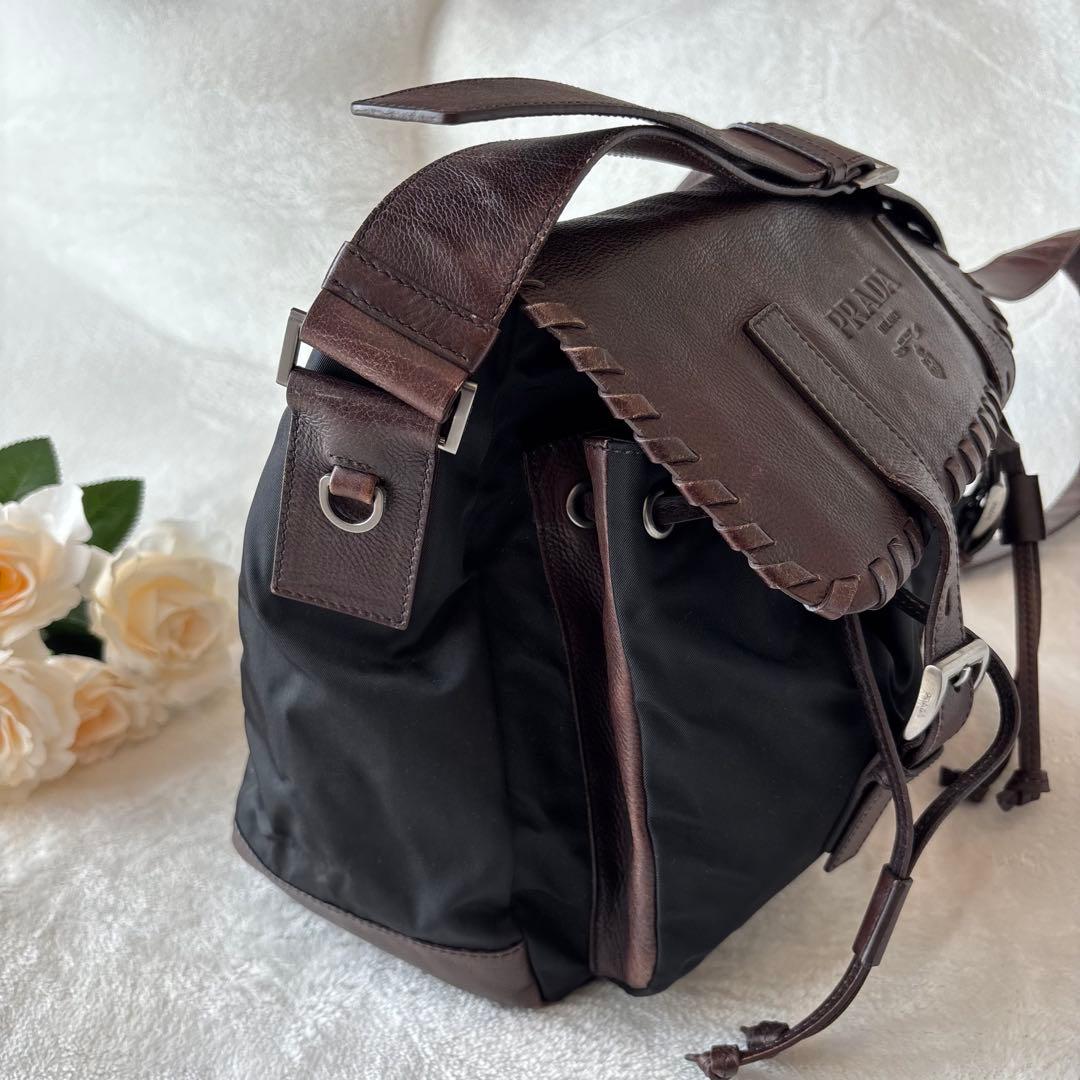 プラダ ショルダーバッグ メッセンジャーバッグ 大容量エンボスロゴ 鞄