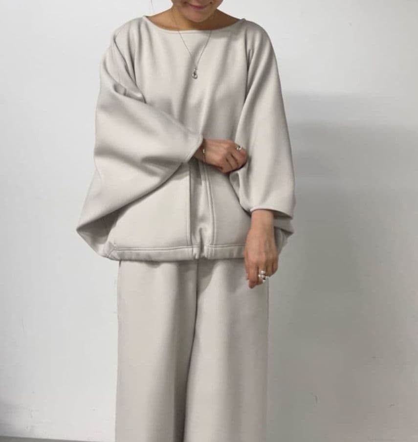 2.2万 今季新品 ビアズリー リップルダンボール トップス グレージュ