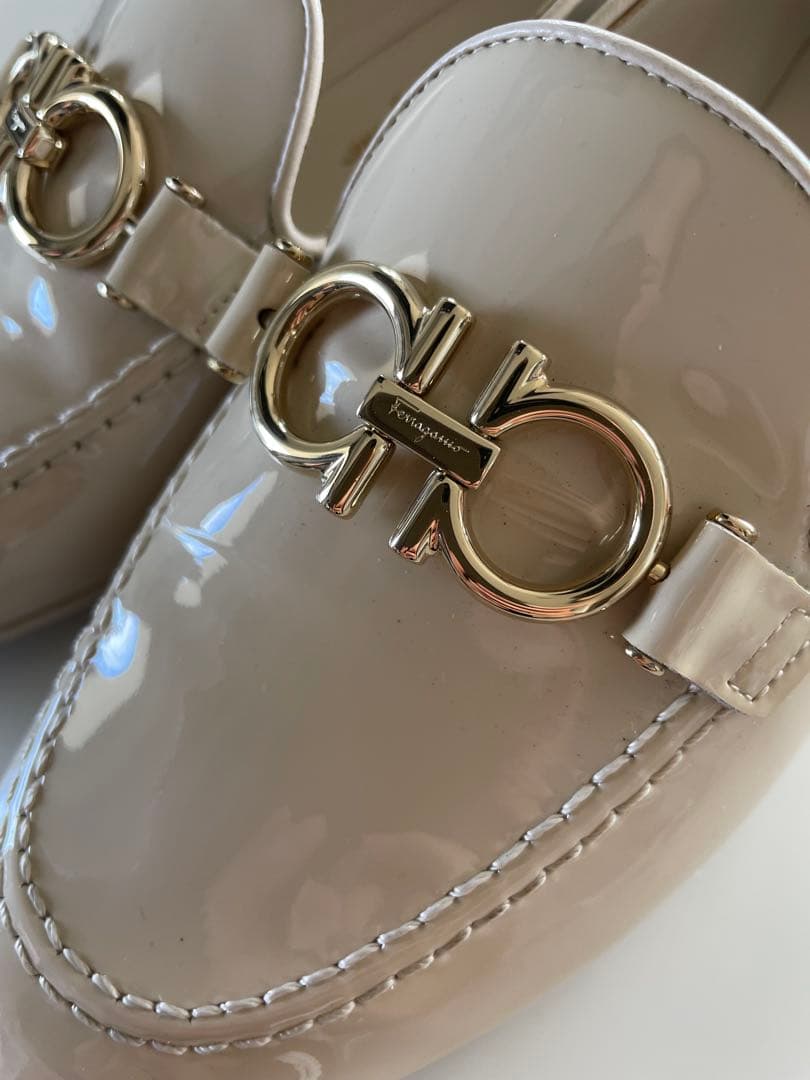 【極美品】Salvatore Ferragamoエナメルパンプス　22.5cm