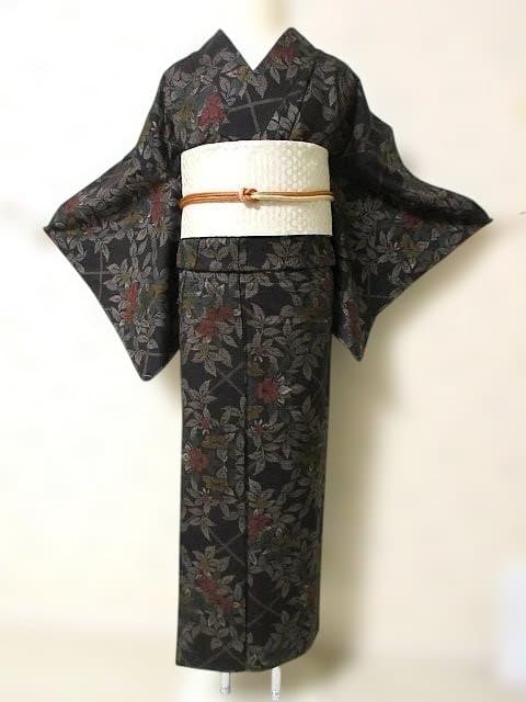 本場泥大島紬：美品：桧垣と赤と黄色い椿：袷正絹着物：7号：しつけ糸