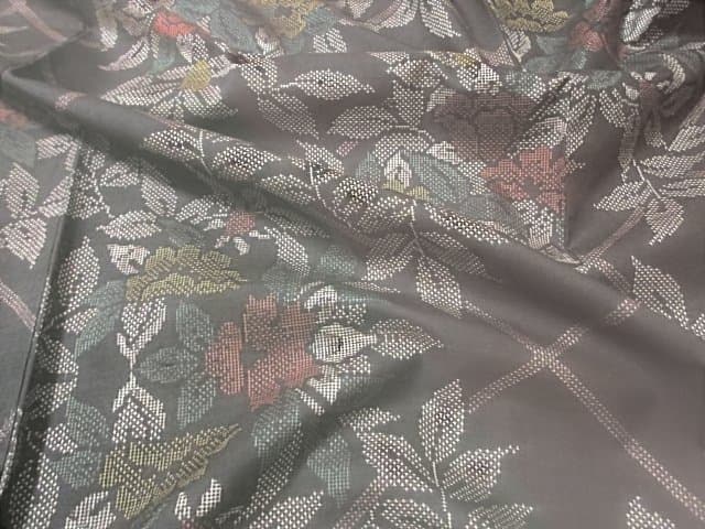 本場泥大島紬：美品：桧垣と赤と黄色い椿：袷正絹着物：7号：しつけ糸