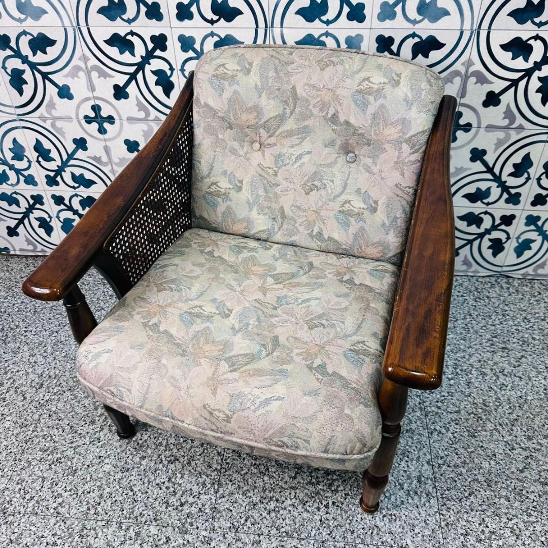 ②　カリモク シングルソファ 椅子 花柄 木製 家具 Karimoku(カリモク家具)のCOLONIAL(コロニアル)シリーズ WC6000肘掛