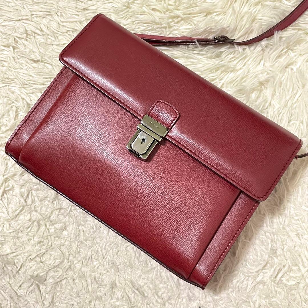 美品　フェラガモ　カメラバッグ　レッド　シルバー金具　ロゴ刻印　ショルダーバッグ 美品 フェラガモ カメラバッグ レッド シルバー金具 ロゴ刻印