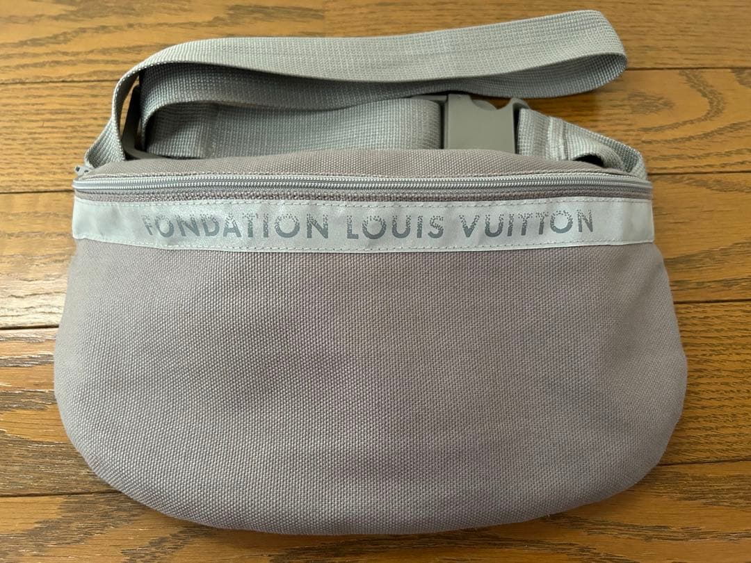 FONDATION LOUIS VUITTON 限定バムバック グレー 新モデル LOUIS VUITTON 美術館 ボディバッグ ルイヴィトン美術館