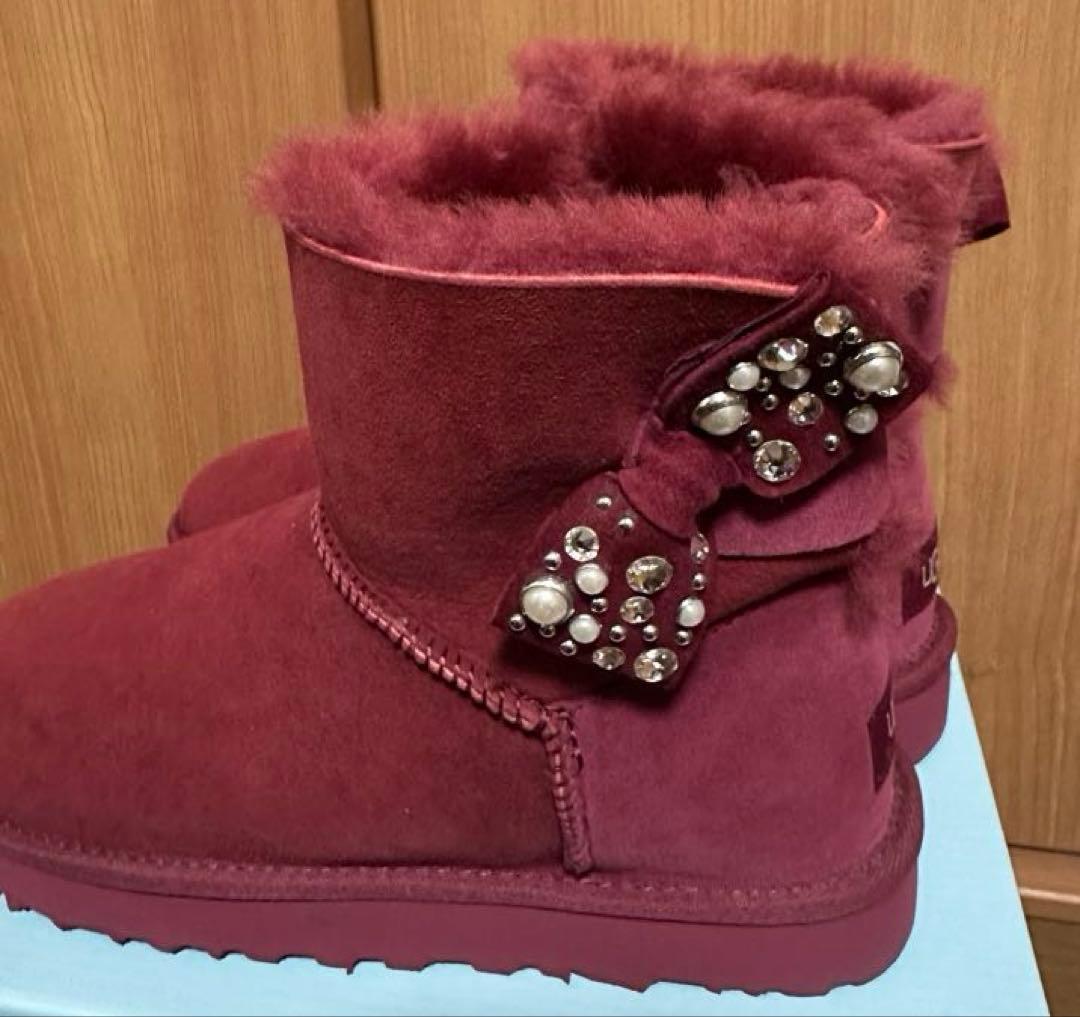 UGG バーガンディ ムートンブーツ リボン付き 美品 - メルカリ