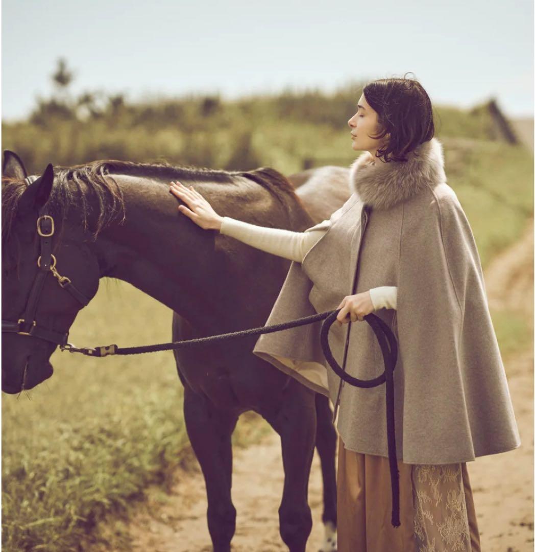 RUIRUE BOUTIQUEフォックスファー付ケープコートL〜LLベージュ RUIRUE BOUTIQUE フォックスファー付きケープコート(7号～15号