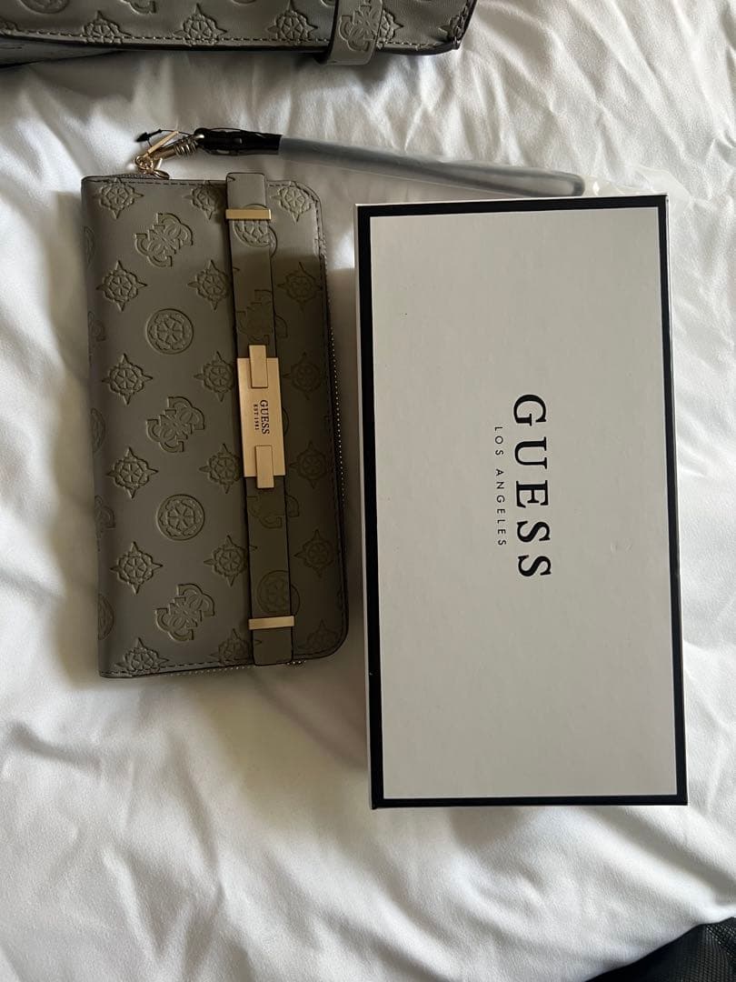 GUESS グレー ショルダーバッグと財布セット