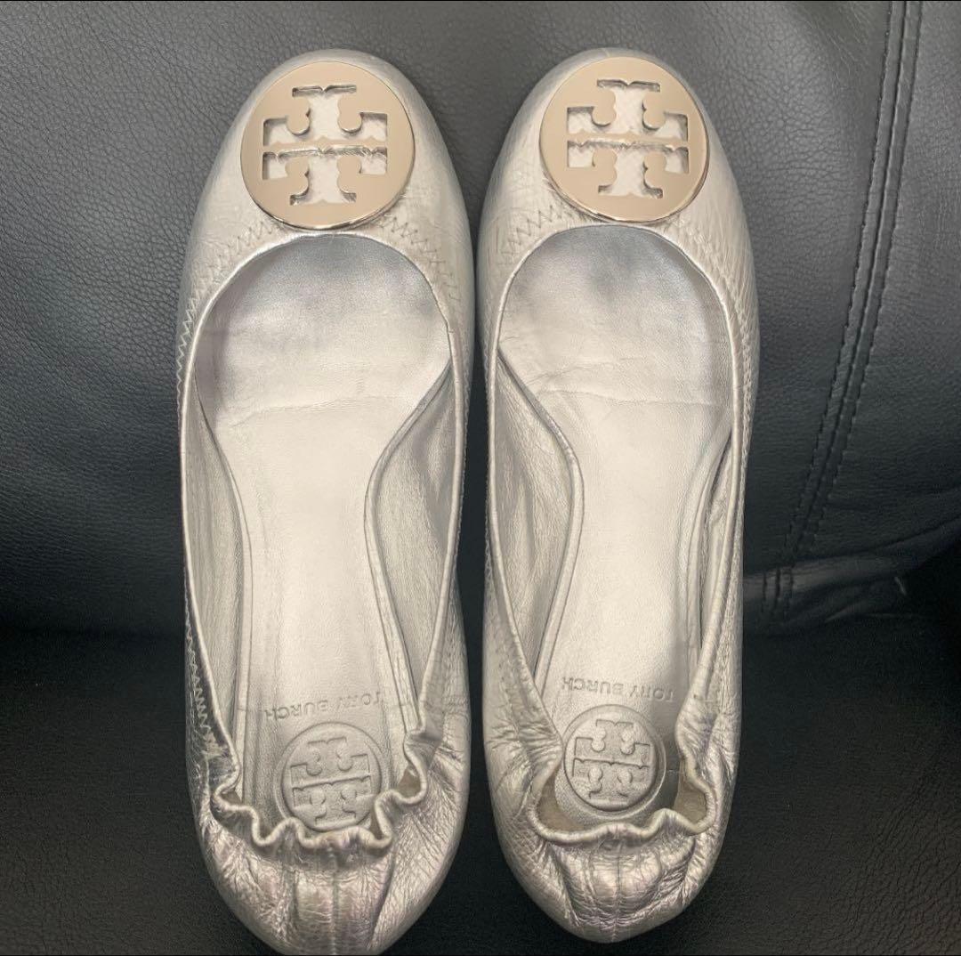 トリーバーチ フラットシューズ シルバー - メルカリ