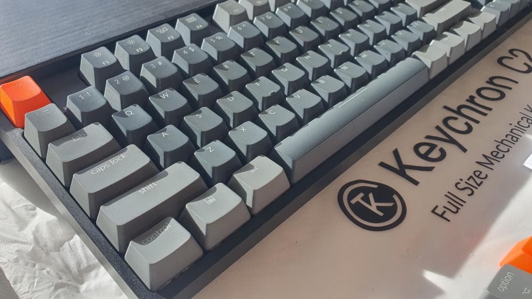 【US配列】Keychron C2 フルサイズメカニカルキーボード（美品・赤軸） Keychron-C2-hot-swappable-
