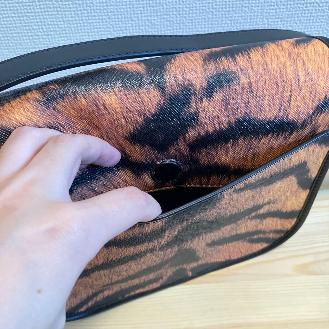 希少】Burberry ショルダーバッグ 虎柄 タイガー - メルカリ