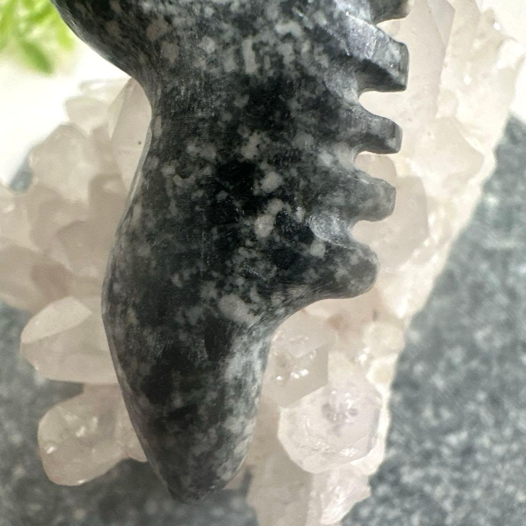 遠野霊石】龍神様の鬣を宿す勾玉 唯一無二の龍神波動石 手掘り研磨