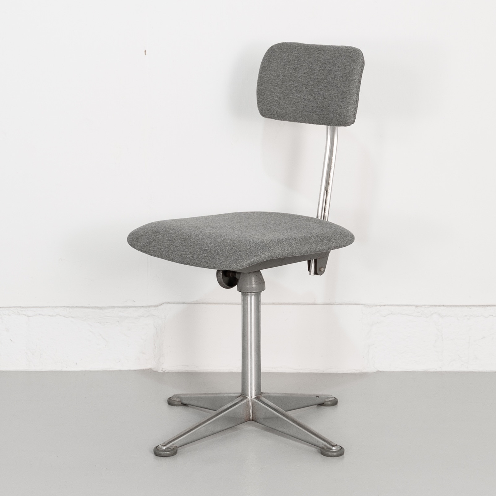 ドラフティングテーブルスツール フリソ・クラマー | Drafting table