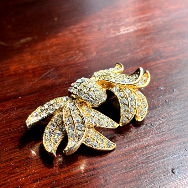 1960's USA ヴィンテージパヴェラインストーンのリボンブローチ