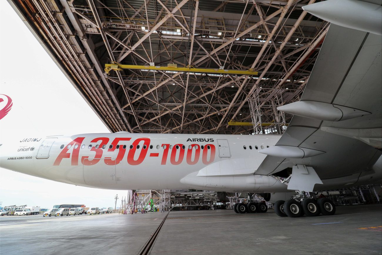 JALのA350-1000JA01WJが重整備へ。ハンガーインで見た、特別塗装機