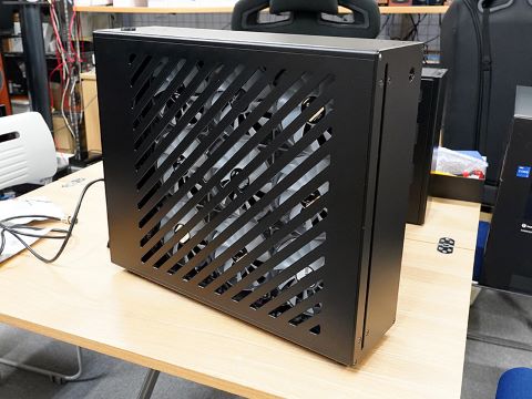 ファン9基で冷却する1080サイズのラジエーター/ポンプ/リザーバー一