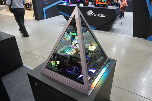 パワーを感じる？ピラミッド風の“魅せる”PCケース、逆さま設置も可能