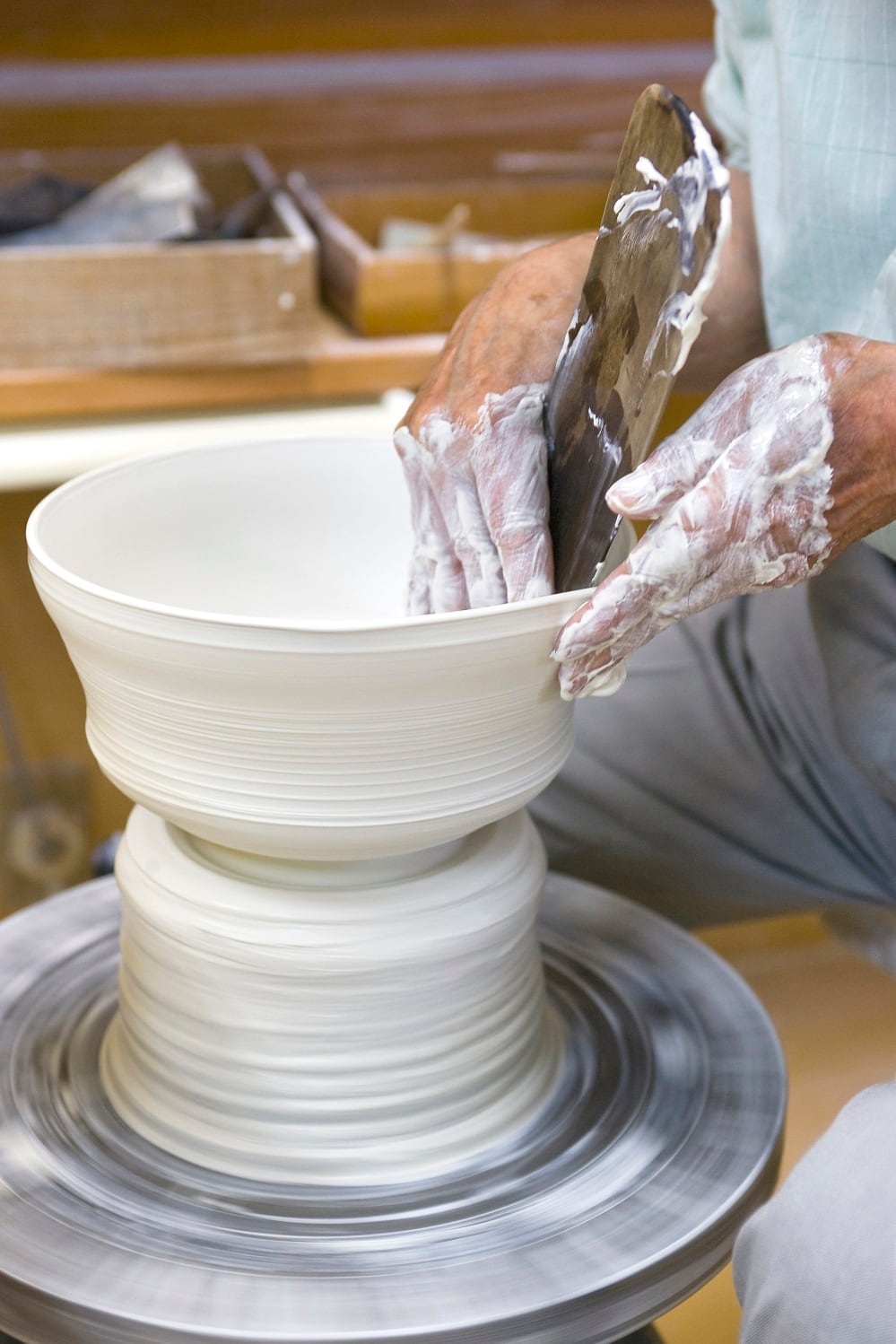 井上萬二作】白磁染麦彫文徳利 | 井上萬二窯 INOUE MANJI KILN