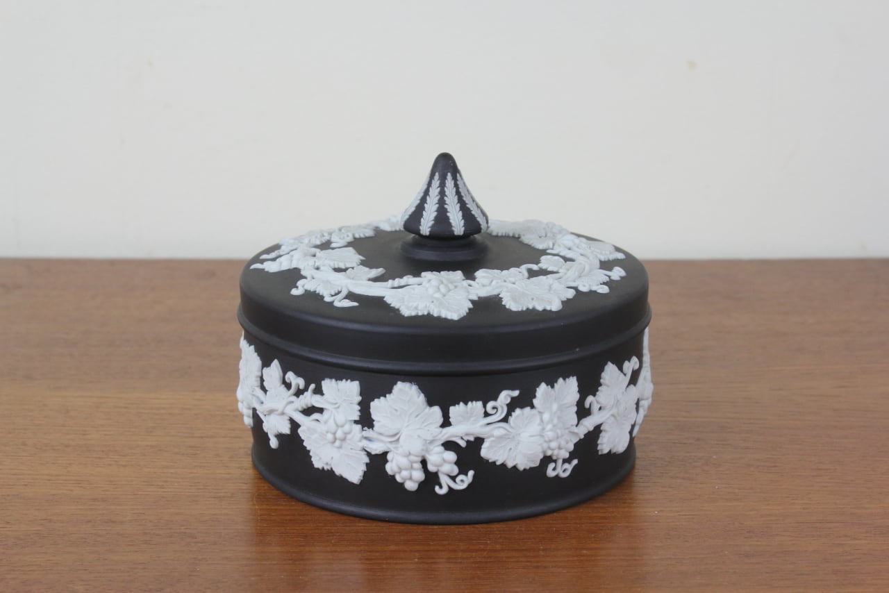 ウェッジウッド ジャスパー 小物入れ ラウンドボックス 黒 葡萄柄