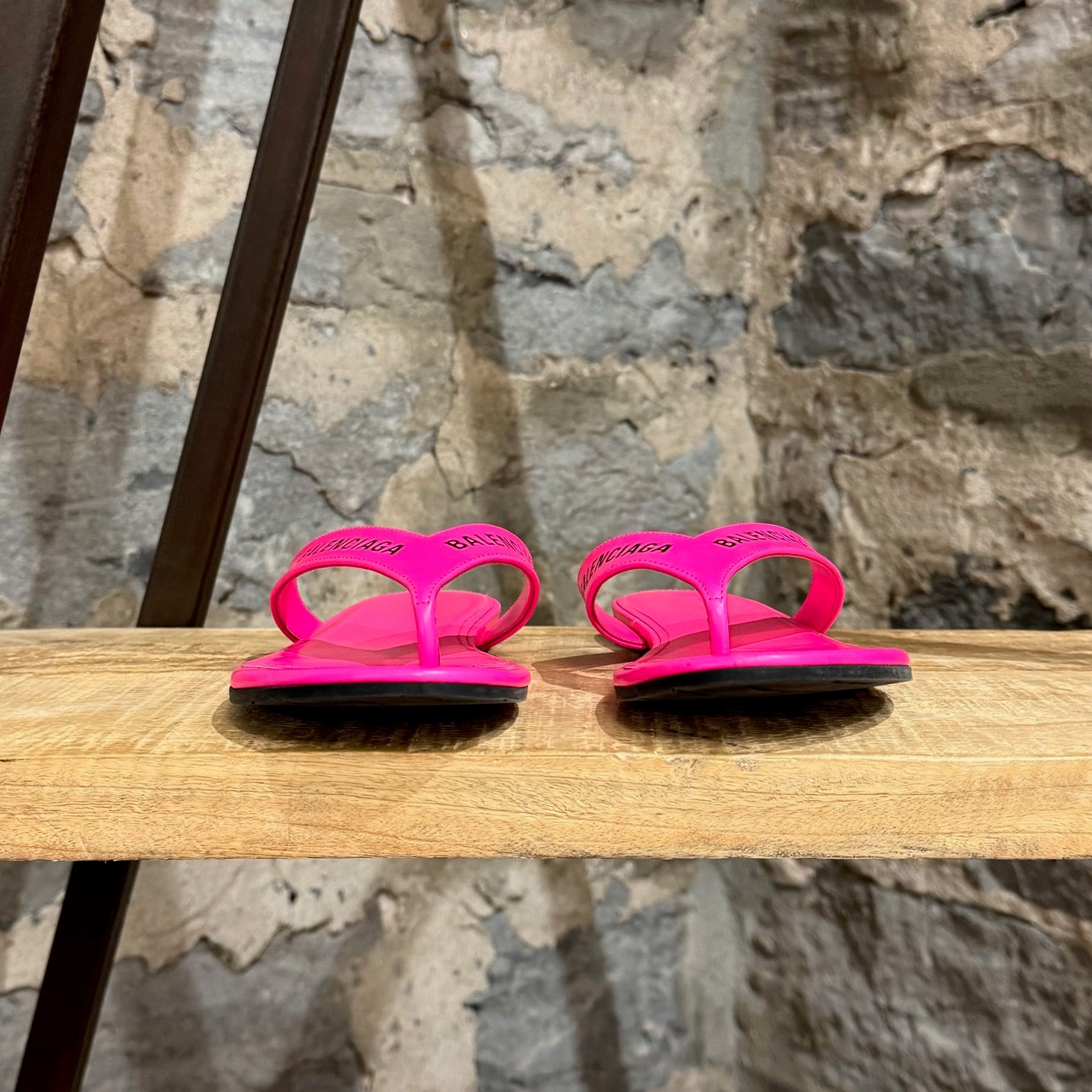 Balenciaga Neon Pink Leather Logo Thong Sandals – Boutique LUC.S