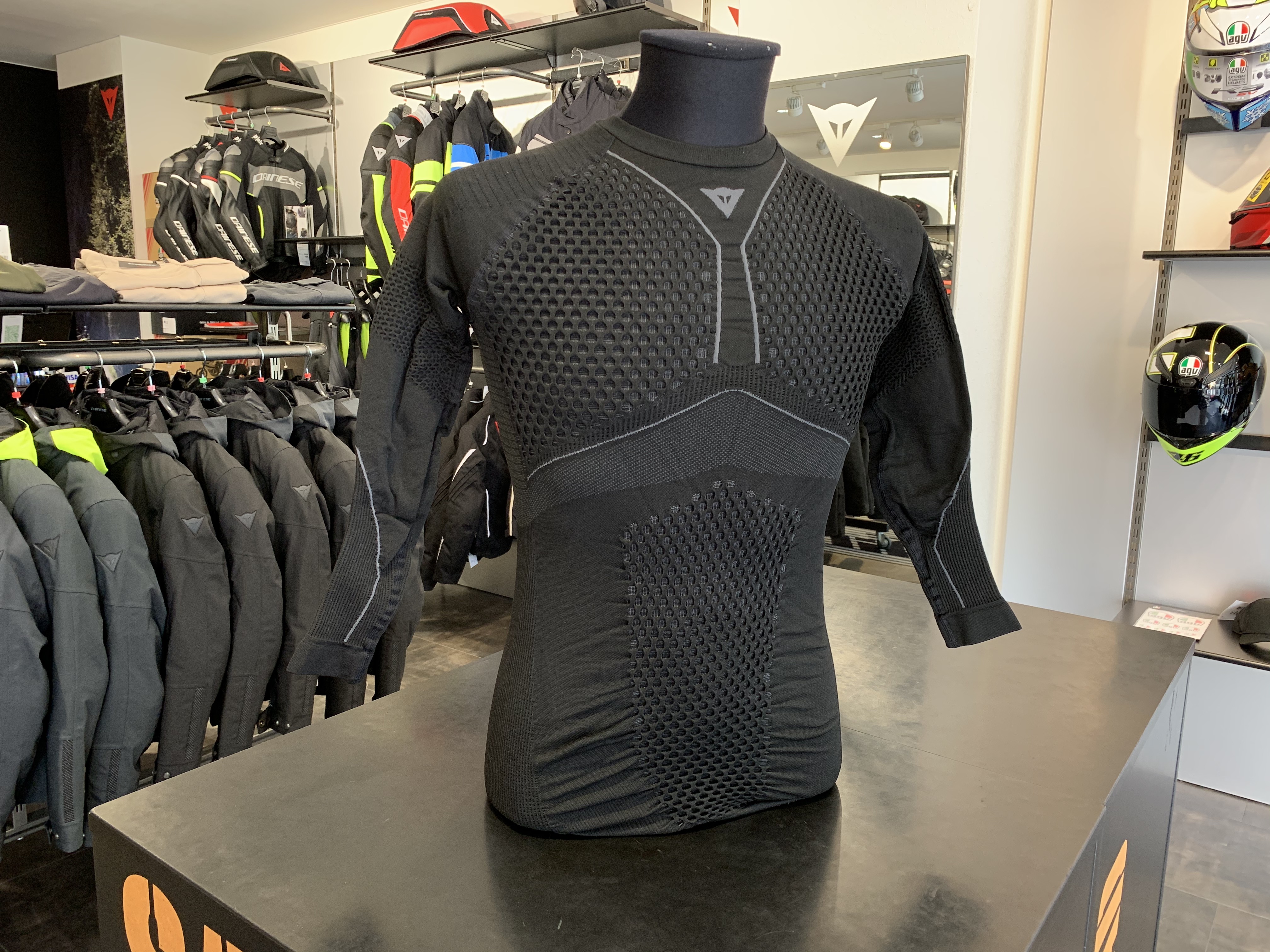 寒い冬を乗り切る高機能のインナー【D-CORE THERMO TEE LS】