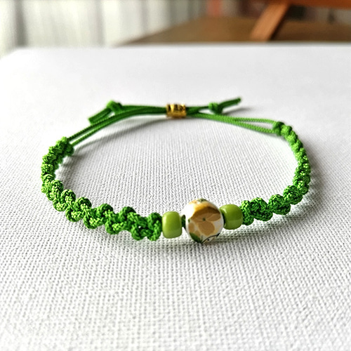 ひも結び＆陶器ビーズ ブレスレット 黄緑色 ブレスレット むらさき屋