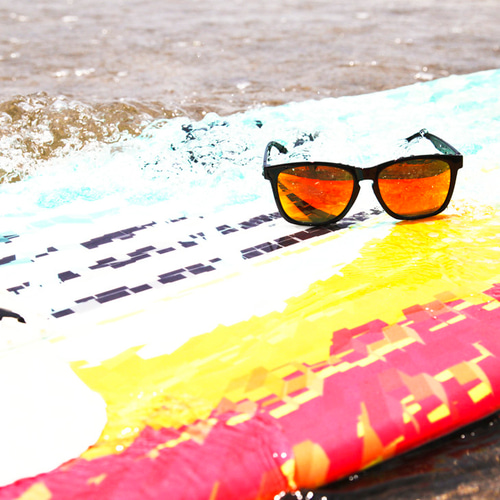 2is JasonP サングラス│光沢のあるブラックフレーム│オレンジの反射