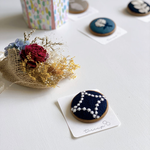 ブローチ ミナペルホネン タンバリンネイビー ブローチ teacup 通販