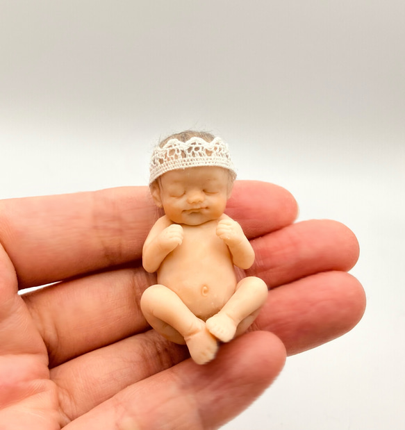 樹脂粘土ベビー ミニチュア赤ちゃんドール 女の子（眠り顔／手のひら