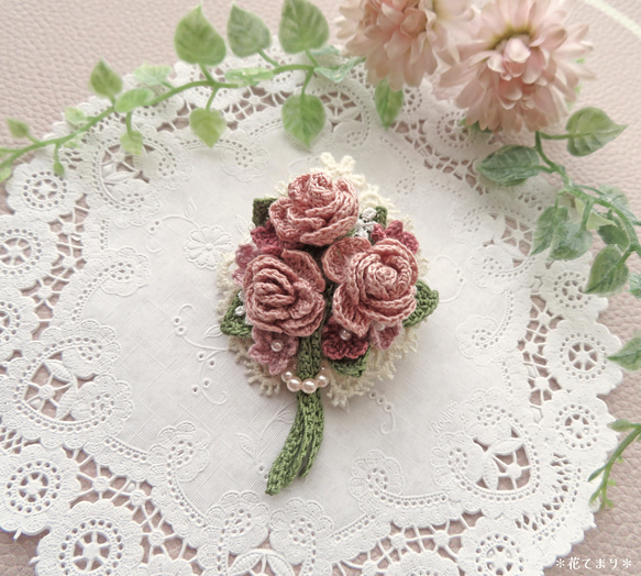レース編み 小さな薔薇の花束ブローチ＊ウォームピンク＊ ブローチ 花