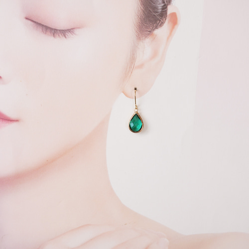 エメラルドグリーンガラスのピアス ピアス（フック・チェーン