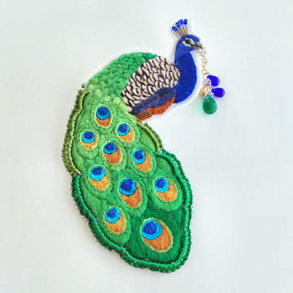 クジャクの刺繍ブローチ ～バッグチャームにもなります ブローチ loup