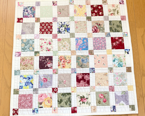 四角つなぎのパッチワークタペストリー パッチワークキルト