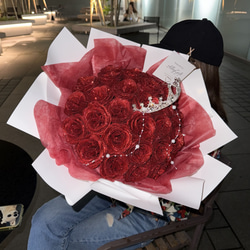 33本の赤色グリッターローズ花束 夜になると超キラキラする今バズっ
