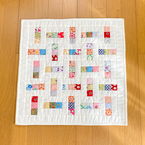 四角つなぎのパッチワークタペストリー パッチワークキルト