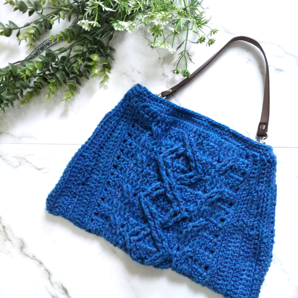 冬のぬくもりを手に、青のケーブル編みバッグ 青 ブルー ロイヤル