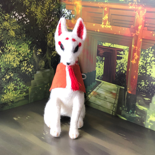 お稲荷狐 白キツネ 白赤フサ付きキツネ 幻獣 羊毛フェルトの置き人形