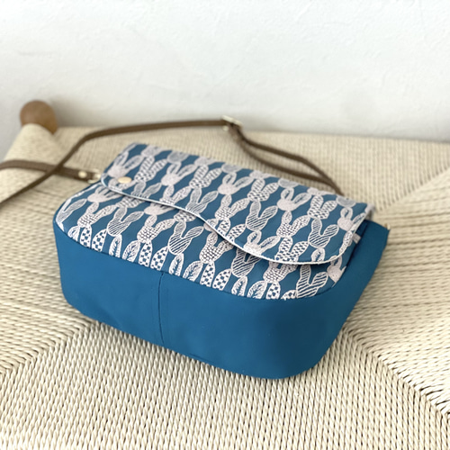 ⚮̈ミナペルホネン pomppia blue ピアノフラップポシェット 蓋付き