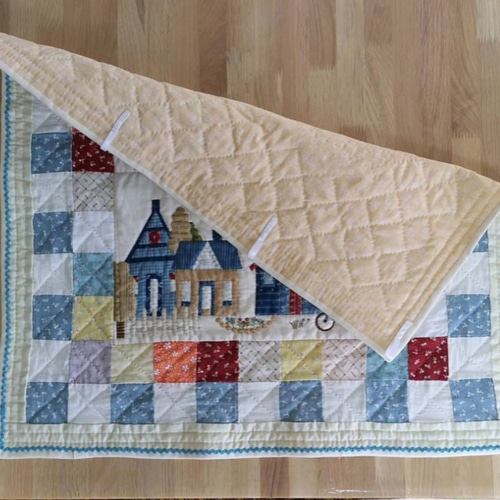 ☆パッチワーク・キルトタペストリー「ハウス&カントリーガーデン｣(約