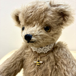 ベージュ色カーリーモヘア使用】グラスアイ巻き毛のテディベア 24cm