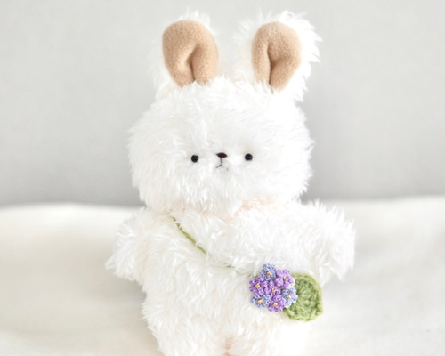 紫陽花咲く、うさぎさんのぬいぐるみ 手編みのお花を添えて ぬいぐるみ