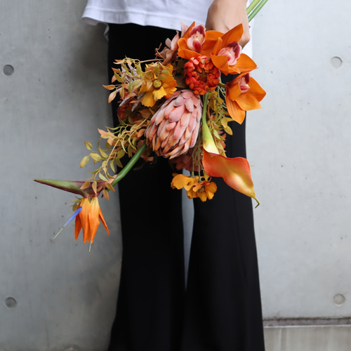 おしゃれ花嫁に人気のミニプロテアや胡蝶蘭を束ねたテラコッタカラー