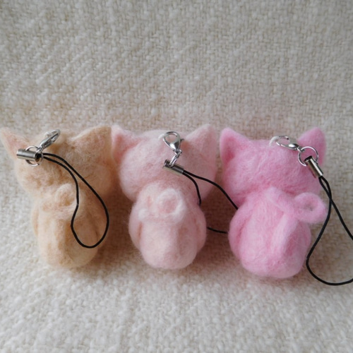 羊毛フェルトのぶーぶーぶたちゃんストラップ・受注制作 羊毛フェルト