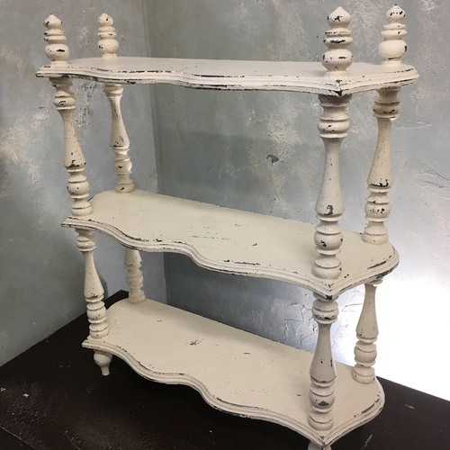 シェルフ・ナポレオンシェルフ・飾り棚・ホワイト系・シャビー仕上げ