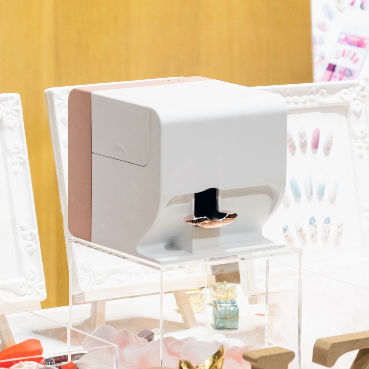 たった10秒で完成！次世代セルフネイル機「プリネイル」新登場｜美容