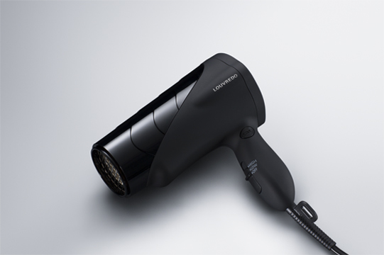 振っちゃダメ!?低温なのに乾くのが早い新感覚ドライヤーが話題！｜美容