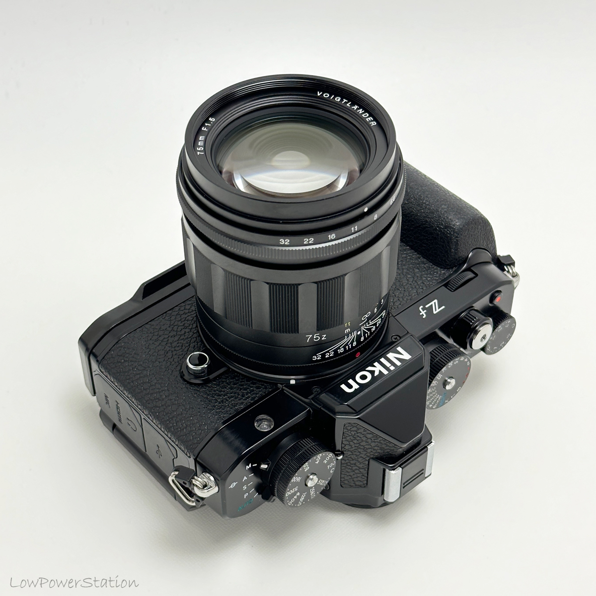 Nikon Zf に Voigtlander NOKTON 75mm F1.5 aspherical をセット